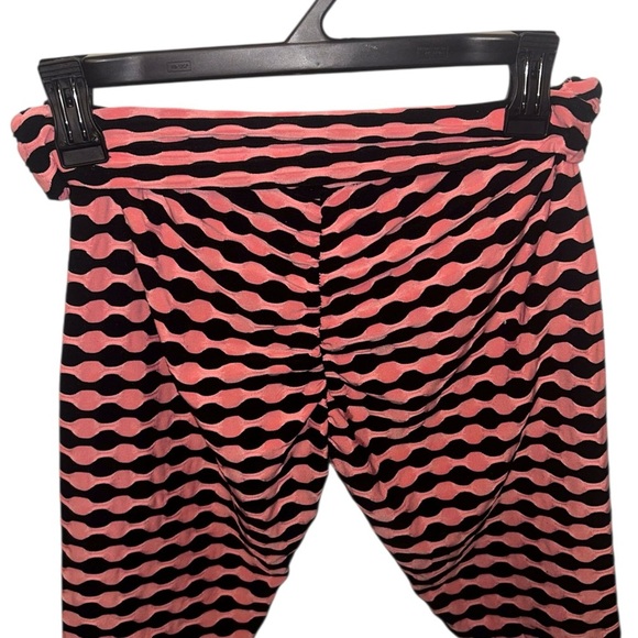 Wave Pattern Pink and Black Women's Bike Shorts - Picture 2 of 3